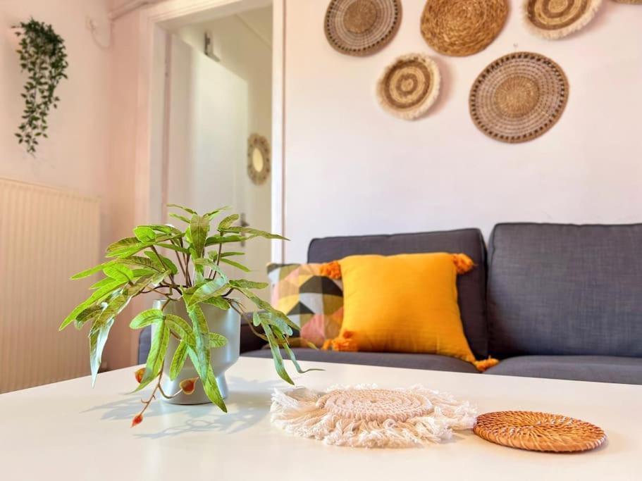 Cozy Fairytal Garden Apartment, Family Friendly, Free Parking, 15 Min To Airport アテネ エクステリア 写真