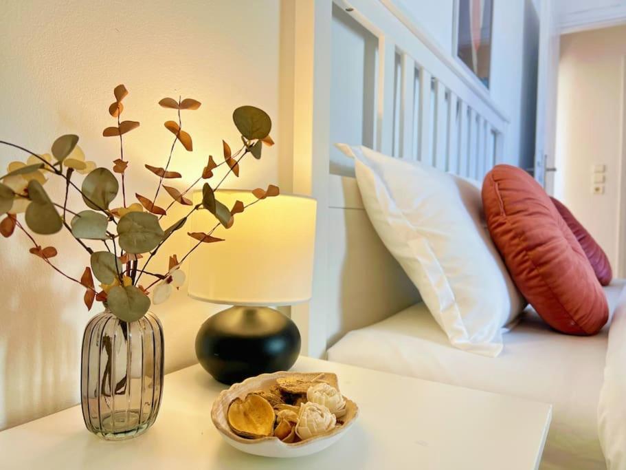 Cozy Fairytal Garden Apartment, Family Friendly, Free Parking, 15 Min To Airport アテネ エクステリア 写真